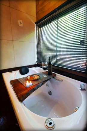 Cabana em meio a natureza com piscina.